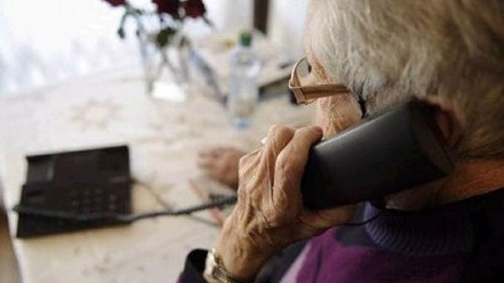 Persona anziana al telefono nella fotografia illustrativa della fonte